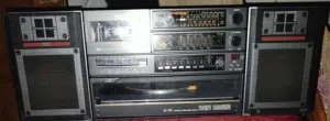 هذا الجهاز هو عبارة عن مسجل كاسيت بومبوكس (Boombox) عتيق من ماركة TEC، وتحديداً الطراز 811 الذي يت