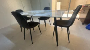 طاولة طعام مع اربع كراسي