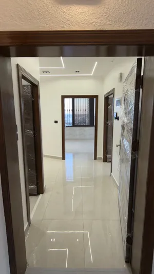 شقة رووف جديدة للايجار تشطيب سوبر ديلوكس مع ترس كبير، بالقرب من ملاهي الجيبهه القديمة.