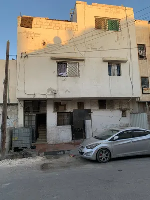 عمارة ثلاث طوابق للبيع في مخيم الزرقاء.