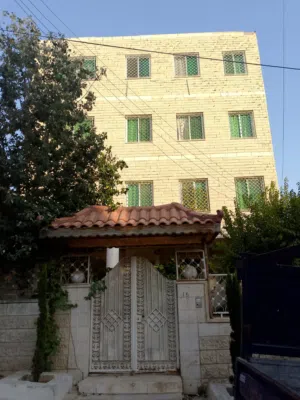 عماره في عمان جبل المناره 4 طوابق مع روف مسطح الف متر قوشان مستقل ارض تنظيميه