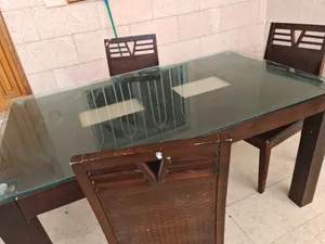 سفرة أكل خشب مع سطح زجاجي 150 سم * 90 سم ومعاها 3 كراسي بحالة جيدة