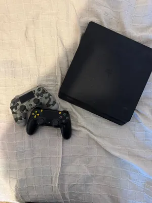 Ps4 Slim Très bon état Avec Jeux et Deux Manettes