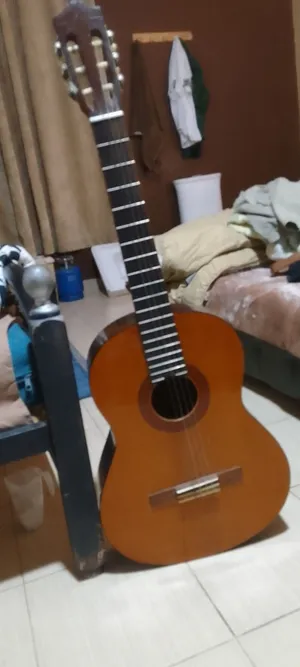 للبيع جيتار يماها استعمال خفيف