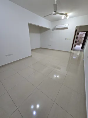 شقه غرفه وصاله و 2 حمام ومطبخ واستور شارع المها بوشر عائله فقط بجانب جميع الخدمات