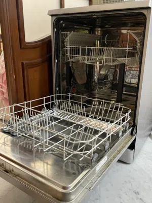 جلاية صحون Zanussi 60 سم بحالة جيدة.