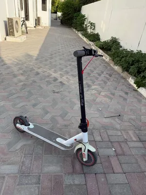 سكوتر ابيض سريع للبيع بحاله جيده بسرعه قويه جدا جدا لمده طويله مع توازن وبريك خلفي قوي جدا
