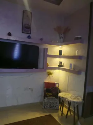 شقة ارضية مع ترس للبيع بحالة جيدة جدا مع كرميد راكب مطبخ المنيوم فخم