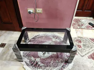 ترابيزة انترية زجاج وارجل خشب بحالة ممتازة للبيع