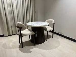 طاولة طعام مع كرسيين