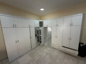 للبيع دولاب ملابس زاوية كبير مستعمل ابيض