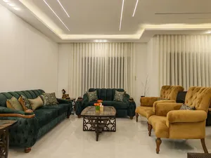 طقم كنب فاخر 7 مقاعد حجم جامبو بحالة الوكالة ، خشب زان وسويد واسفنج دانلوب نخب للبيع بسعر مغري
