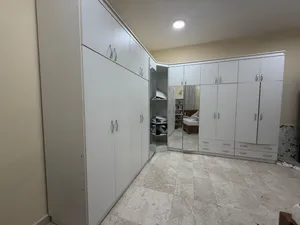 دولاب ملابس أبيض كبير على شكل حرف L