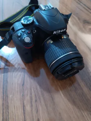 كاميرا نيكون  (Nikon) D3300 شبه جديدة بحالة ممتازة بسعر ممتاز مع جميع أغراضها والكرتونة