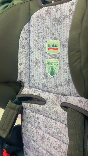مقعد سيارة نوع Britax مصمم ليناسب الأطفال بنظام الحزام الخماسي