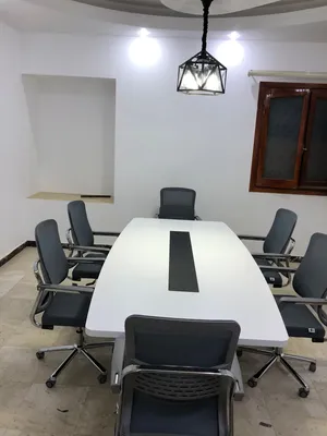 اثاث مكتبي بحالة الجديد تماما.