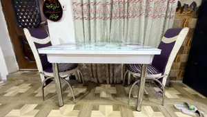 طاولة زجاجية مع كرسيي عدد 2