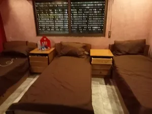 ثلاثه تخوت للبيع مع خزانه مع دروج بحاله جيده السعر170