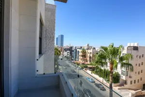 شقة فاخرة جديدة للإيجار – أم أذينة موقع استثنائي وتشطيبات راقية