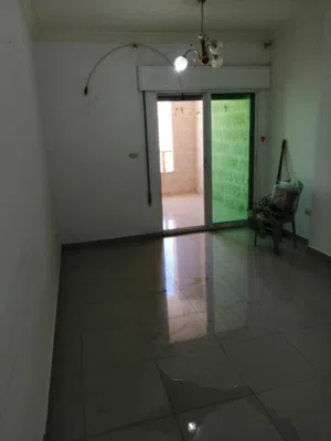 شقه للبيع في المدينه الرياضيه قرب اسواق بيت العز