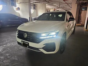 VW TOUAREG R LINE FULL Opt 3.0L Turbo with Premium Luxury with soft-closing doors & Air suspension.