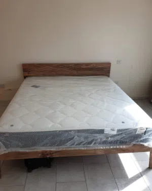 سرير خشب طبيعي كنج سايز مع مرتبة امريكي وكومدينو عدد2