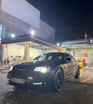 للبيع كليسلر اوباما موديل 2018  حجم 300s فول مواصفات كندي لون اسود رقم شمالي