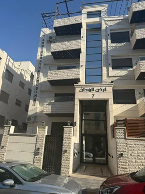 شقة ثلاث غرف نوم موقع مميز