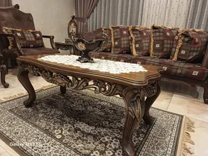طقم كنب صالون وسفرة وطاولات وكورنر بحالة الجديد للبيع