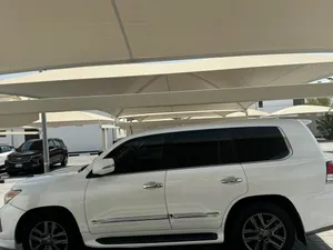 جيب لكزس للبيع احنا اول مالك من الوكالة والموتر نظيف وآخر سيرفس كان من الوكالة