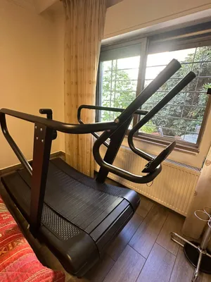 للبيع جهاز مشي وجري منحني Curved Manual Treadmill – مستعمل بحالة جيدة جدًا