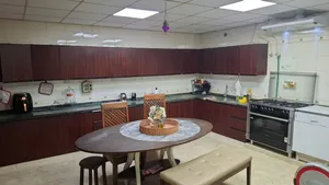 غرف للمشاركة مع مالكة المنزل التي تعيش مع ابنها و حصرا لموظفة سيدة