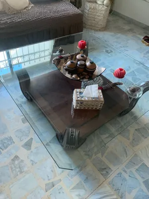 طاوله وسطيه بحاله جيده و خشب بلوط