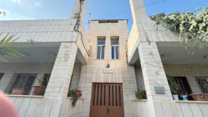 منزل مستقل للبيع بحاله ممتازة... يصلح لبناء طوابق اضافية و استغلالها لاسكان او سكن عائلي..