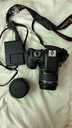 كاميرا كانون Canon EOS 800D نظيفة ومحافظة عليها، وتعمل بشكل ممتاز بدون أي مشاكل.