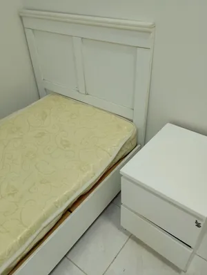 سرير و كومدينو و مرتبة للبيع