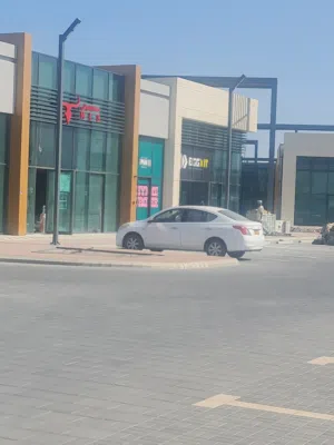 محل أمامي في منطقة نشطة جدا للايجار في العذيبة Front Shop in Active Area for Rent in Al Azaiba