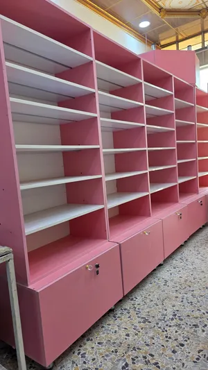 عارضات رفوف باترينات تصلح للاسواق والصيدليات ورفوف لبيع الملابس شغل درجه اولى ارتفاع مترين وعشرين