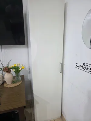 خزانة ايكيا 50x60x200 فيها أرفف نظيفة ومرتبة