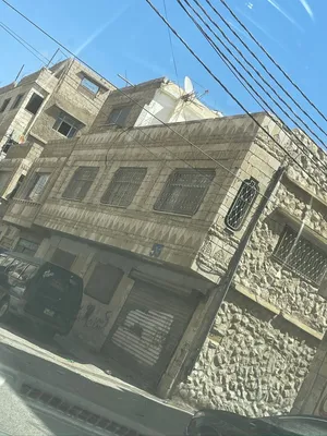 شقة للإيجار الغويرية شارع الجزائر قرب بنك الإسكان ، غرفتين وصالون كبير ومطبخ كبير وحمامين وحوش خارجي
