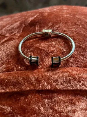 سوار أنيق ماستر كوبي مستوحى من هيرميس (Hermès) باللون الفضي والأسود