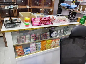 محل تجميل وملابس للبيع