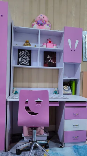 ميز دراسي ((للبيع))