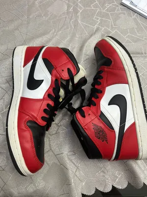 بوت نايك Nike Air Jordan 1 Mid أحمر وأسود وأبيض – مقاس 44
