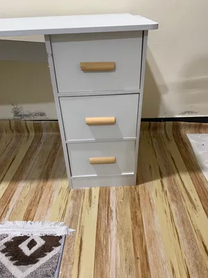 مكتب نظيف و مستعمل فتره قصيره   للبيع