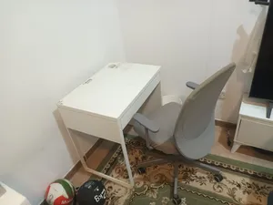 كرسي مع مكتب دراسة أطفال بحالة جيدة كما بالصورة