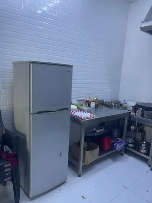 للبيع أغراض مقهى مع المكيفات وثلاجات وأغراضهم
