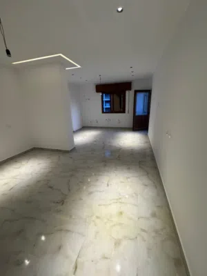شقه. تشظيب جديد. بذون فرش الظهره