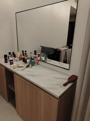 تسريحا مع المرايا مع كومدينا عدد 2 طاولة كنب