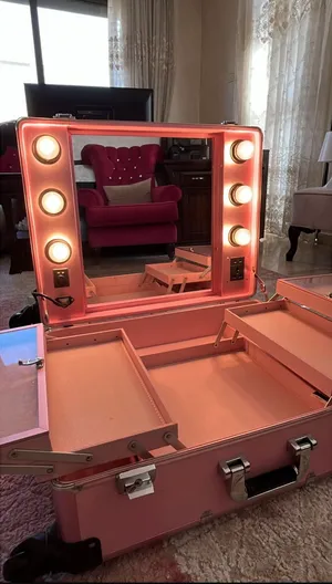Makeup bag / حاملة مكياج